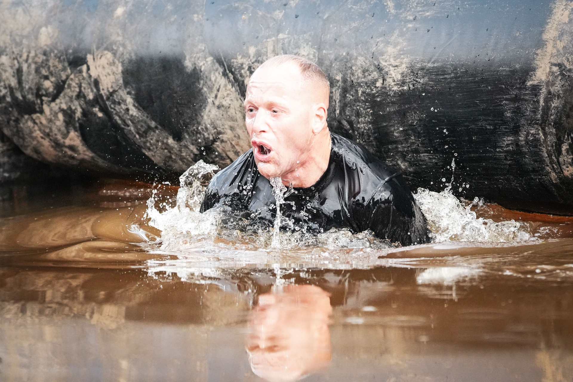Niklas Lindahl in obstacle course race, simbolo di resilienza operativa